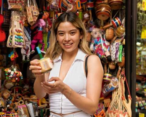 Explore the Local Bazaar & Handicraft Market